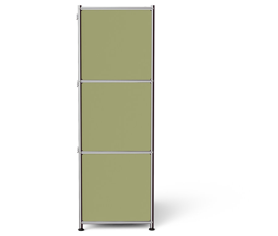 Ein dreistöckiger Schrank mit olivgrünen Paneelen und silbernem Rahmen steht vor einem weißen Hintergrund.
