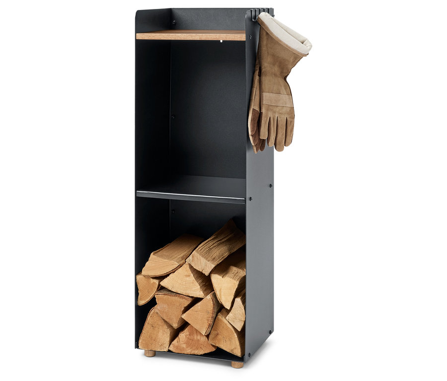 Schwarzes Regal mit Holz und Handschuhen.