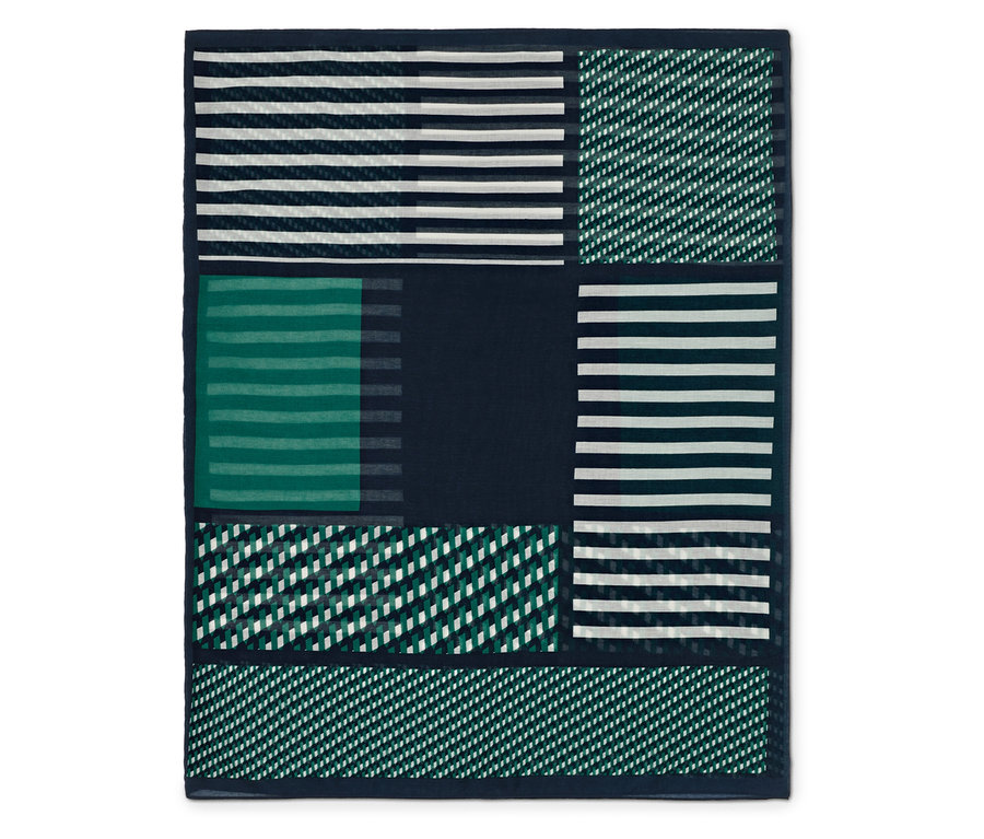 Dekorative Decke mit geometrischem Design in Grün- und Blautönen.