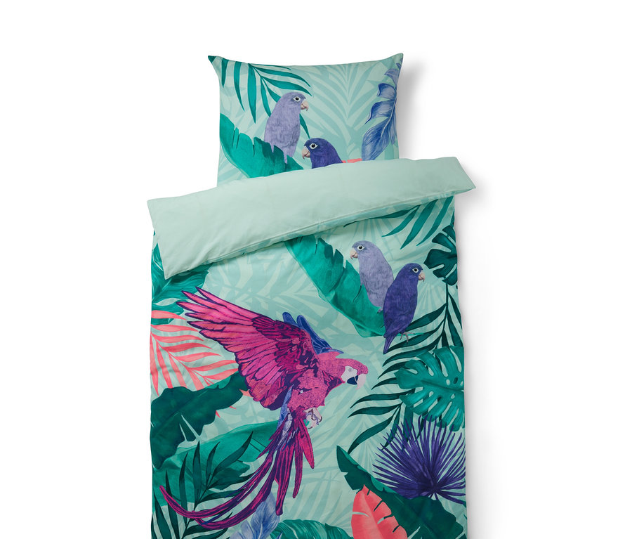 Foto von Perkal-Bettwäsche in Normalgröße und Übergröße, bedruckt mit Papageien und tropischen Blättern.