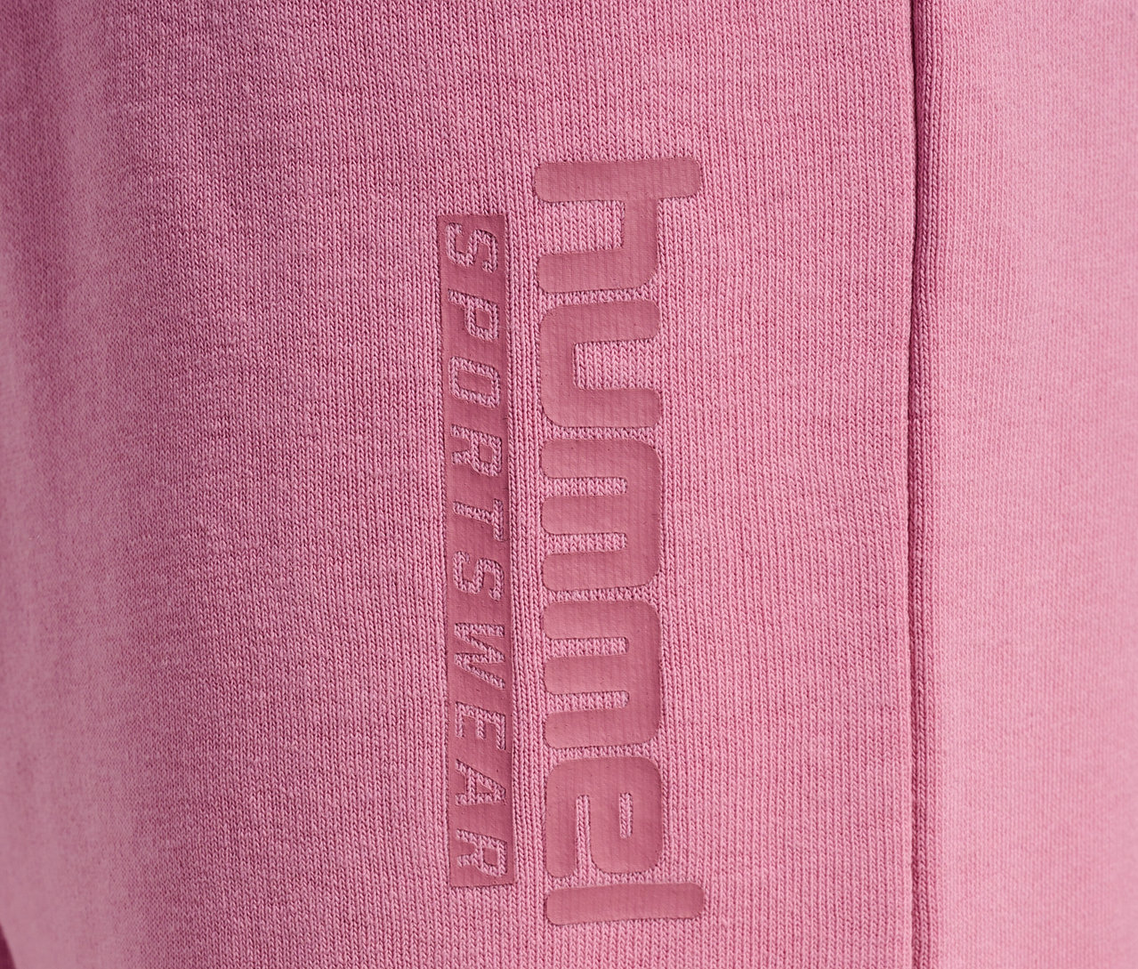 Detailaufnahme einer rosa HUMMEL HMLJR Base Regular Pants.