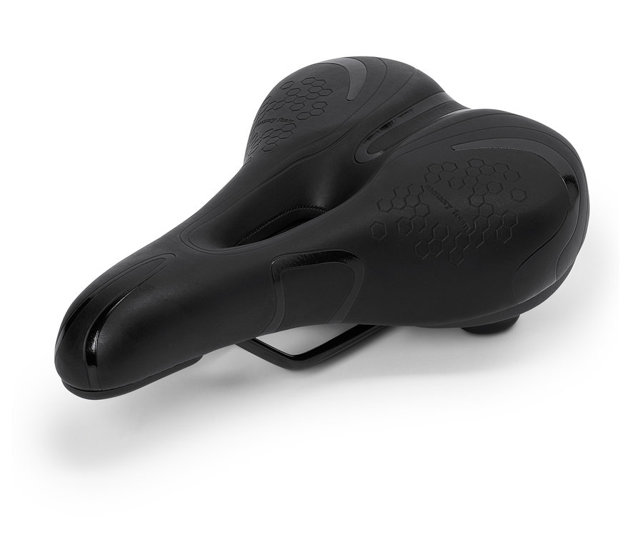 Ein schwarzer Fahrradsattel liegt auf einem weißen Hintergrund.