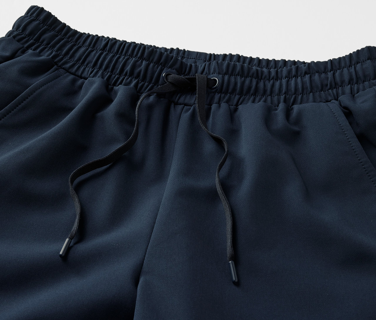 Detail einer Softshell-Joggpants mit schwarzem Kordelzug in der Taille.