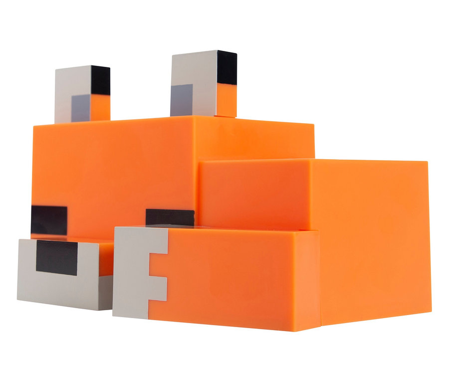 Ein Minecraft-Fuchs aus orangefarbenen, grauen und schwarzen Blöcken, der auf einer weißen Oberfläche steht.