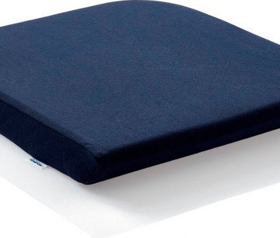 Nahaufnahme des marineblauen TEMPUR® Sitzkissens auf weißem Untergrund.