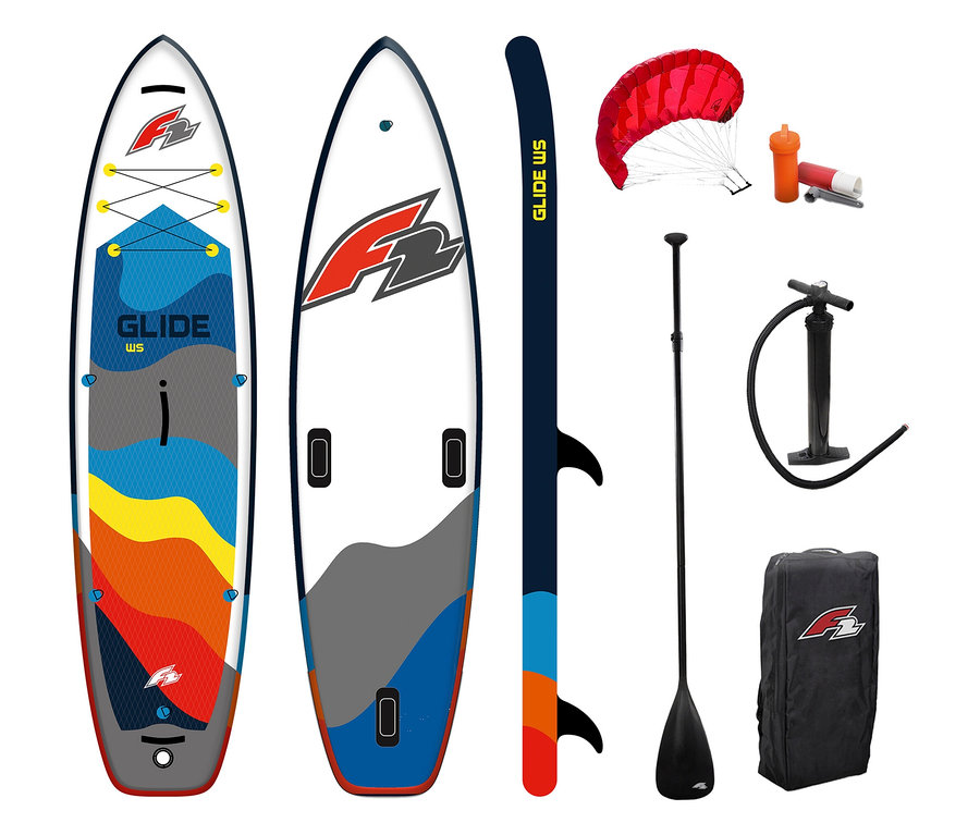 Zwei F2 Glide WS Stand-Up-Paddle-Boards, Paddel, Pumpe, Tasche und Zubehör sind auf weißem Hintergrund zu sehen.