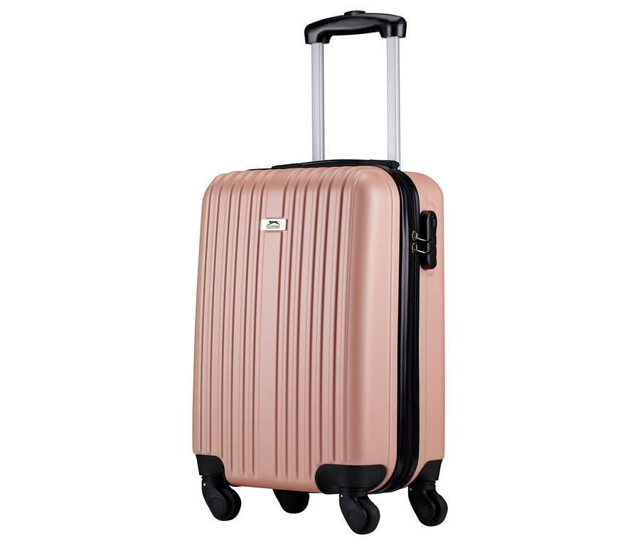 Ein einzelner, aufrechter, roségoldener Rollkoffer mit schwarzem Griff und Rädern auf einem weißen Hintergrund.