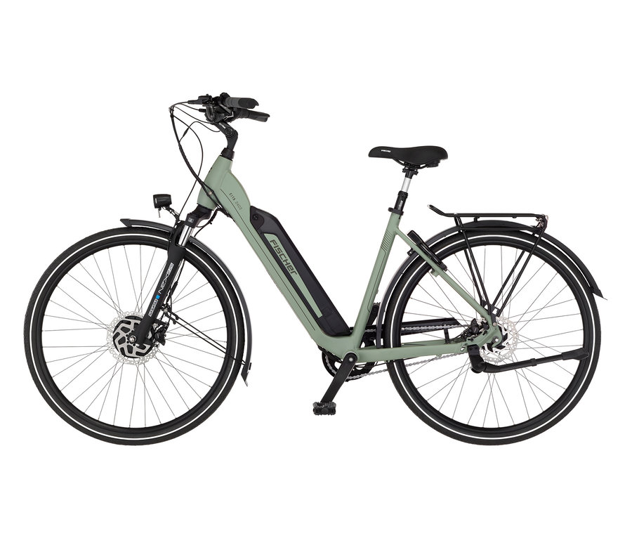 Ein grünes FISCHER City E-Bike CITA 2403 ACTIVE mit einer Rahmenhöhe von 50 cm und 43 cm ist auf einem weißen Hintergrund zu sehen.