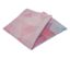 Gefalteter Stoff mit geometrischem Muster in Rosa- und Lilatönen.