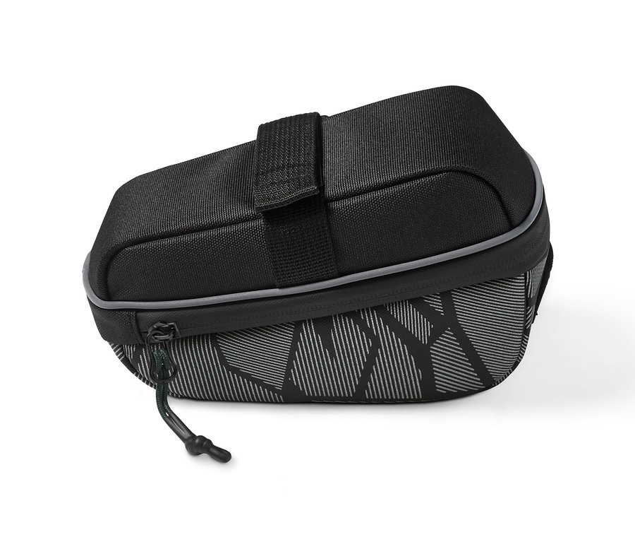 Eine schwarze Fahrrad-Satteltasche auf weißem Hintergrund.