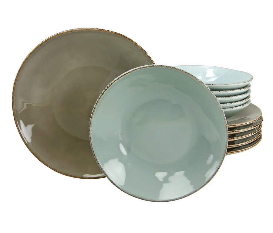 Zwei Teller, einer grau und einer hellblau, stehen vor einem Stapel Teller und Schalen des 12-teiligen Tafelservice »Oslo«, 12-teilig.
