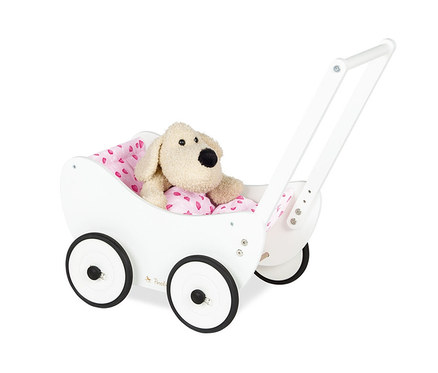Ein Stoffhund liegt im weißen Pinolino Puppenwagen »Trixi« mit rosa Decke.