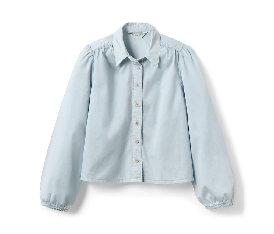 Hellblaue Kinder-Jeansbluse mit langen Ärmeln.