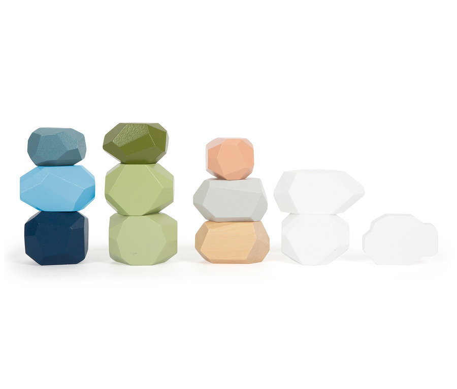 Eine Reihe von farbigen Holzsteinen des small foot Motorikspiele-Set »Arctic«, die aufeinander gestapelt sind.