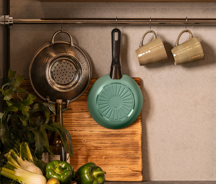 In der Küche hängt eine grüne BALLARINI Aluminium-Bratpfanne mit 20 cm Durchmesser.