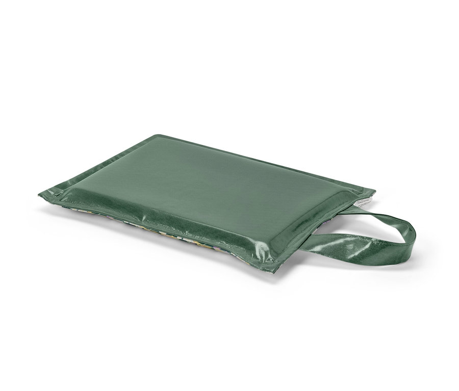 Ein grünes Kniekissen liegt auf einem weißen Hintergrund.