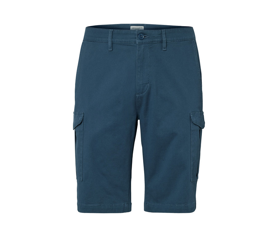 Blaue Cargo-Shorts.