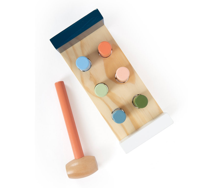 Ein Motorikspielzeug-Set »Arctic« von small foot mit sechs bunten Stiften und einem Hammer.