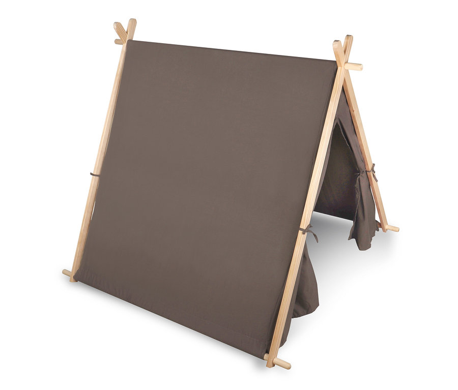 Ein braunes small foot Spielzelt mit Holzrahmen.