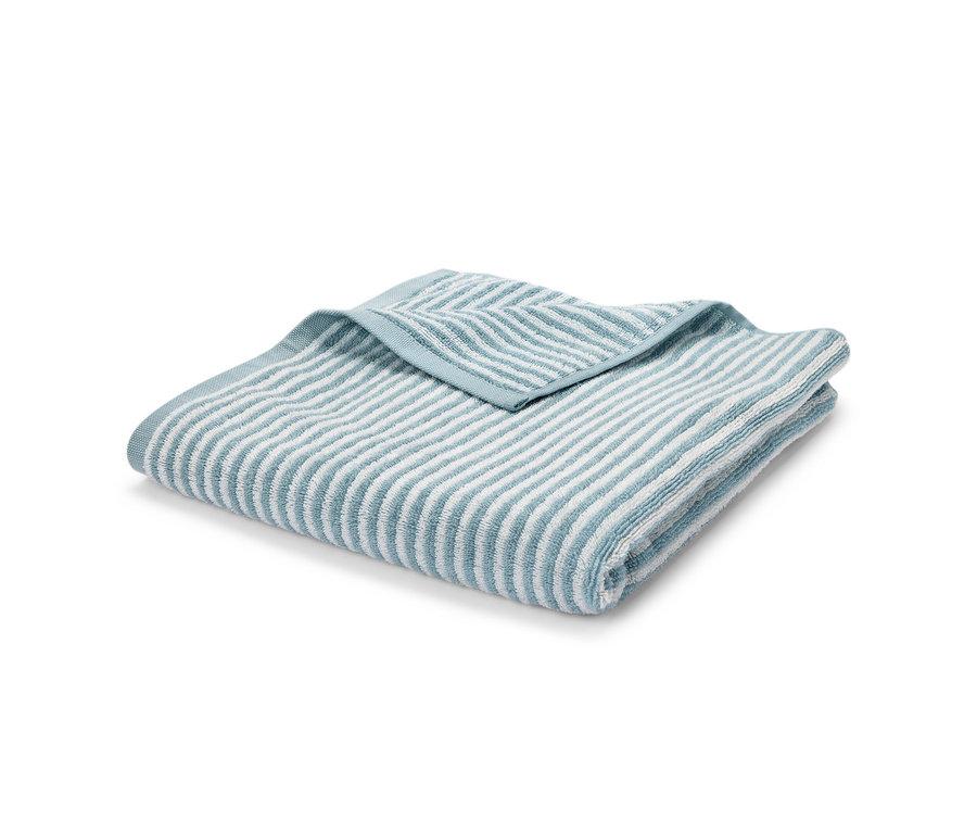 Gefaltetes hochwertiges blaues Badetuch.