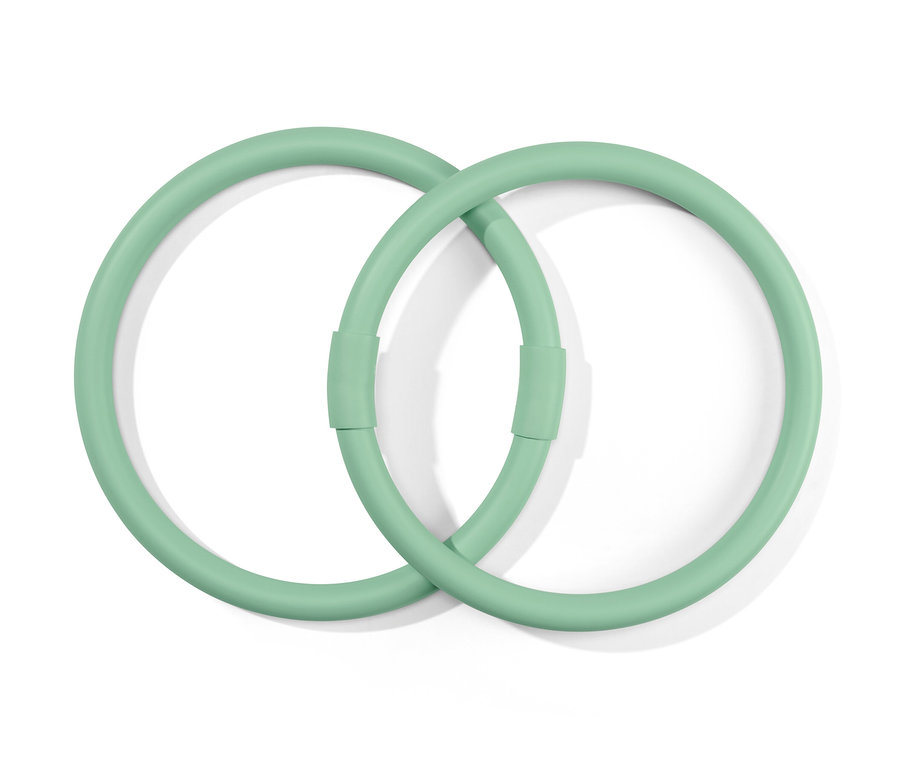 Zwei grüne Arm-Trainingsreifen liegen verschränkt auf einem weißen Hintergrund.