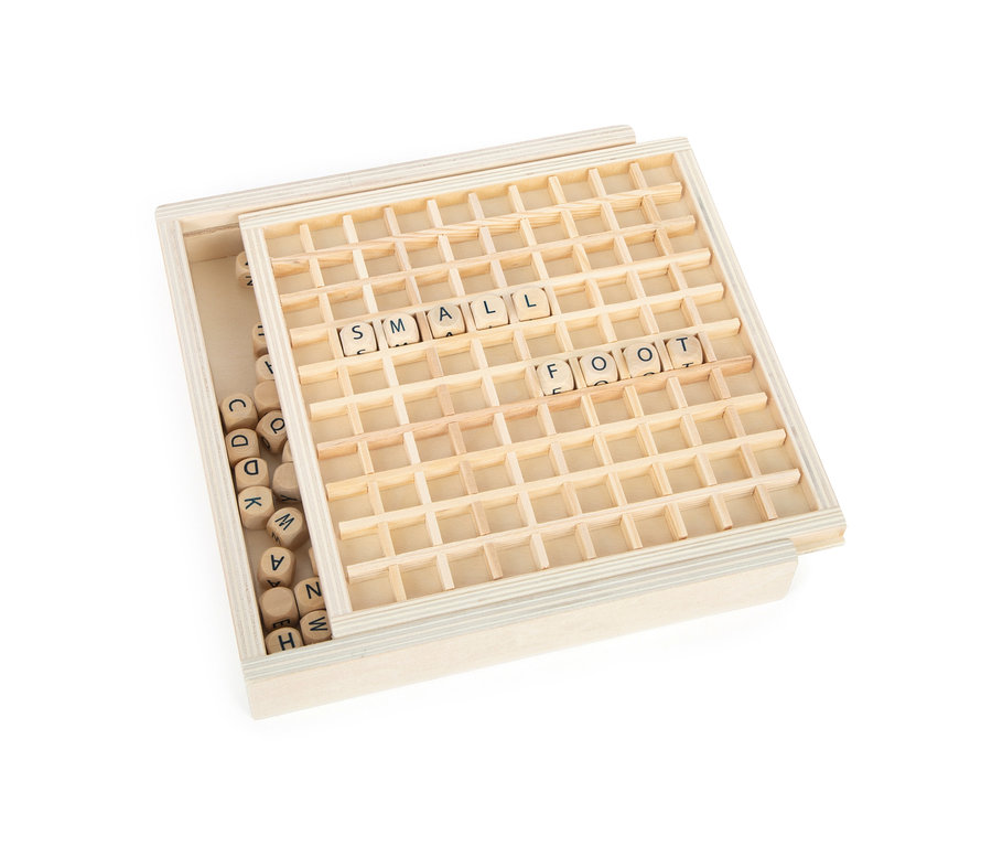 small foot Wörter legen »Educate«: Ein Holzspiel mit Buchstabenwürfeln und einem Gitter.