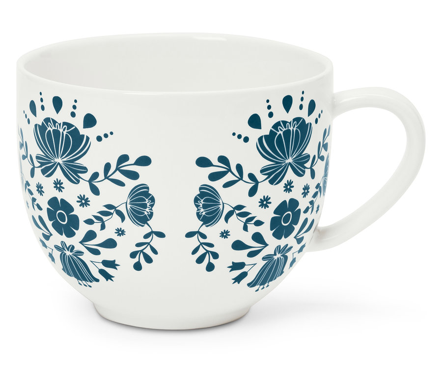 Weiße Tasse mit blauem Blumenmuster.