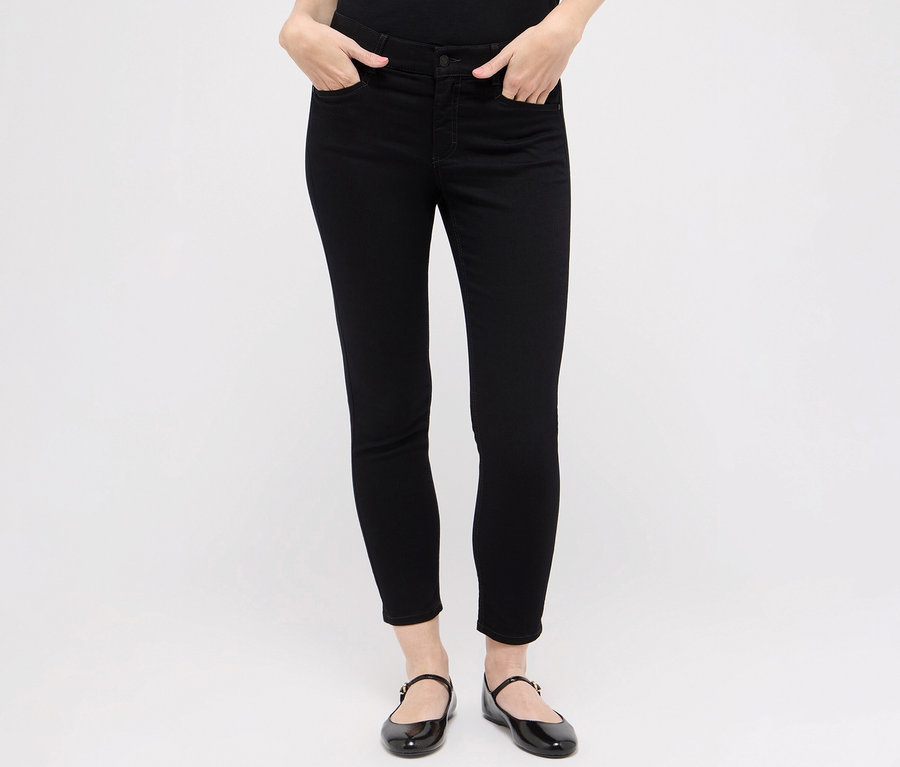 Frau trägt schwarze Angels Jeans »Ornella sporty« und schwarze Schuhe.