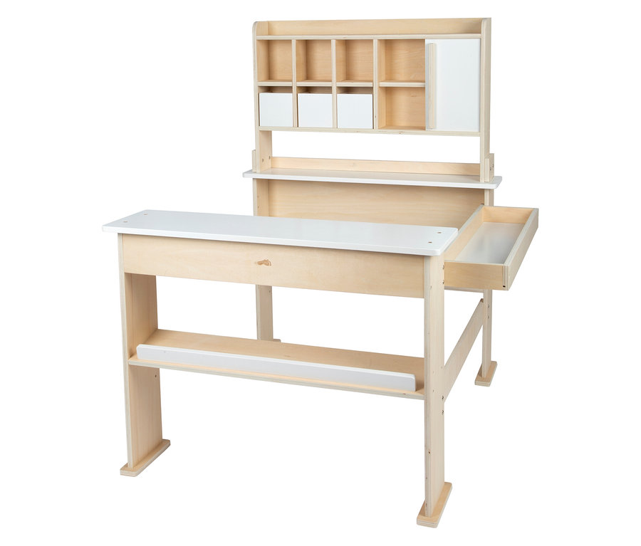 Ein heller Holz-Kinderschreibtisch mit weißer Platte und Stauraum.