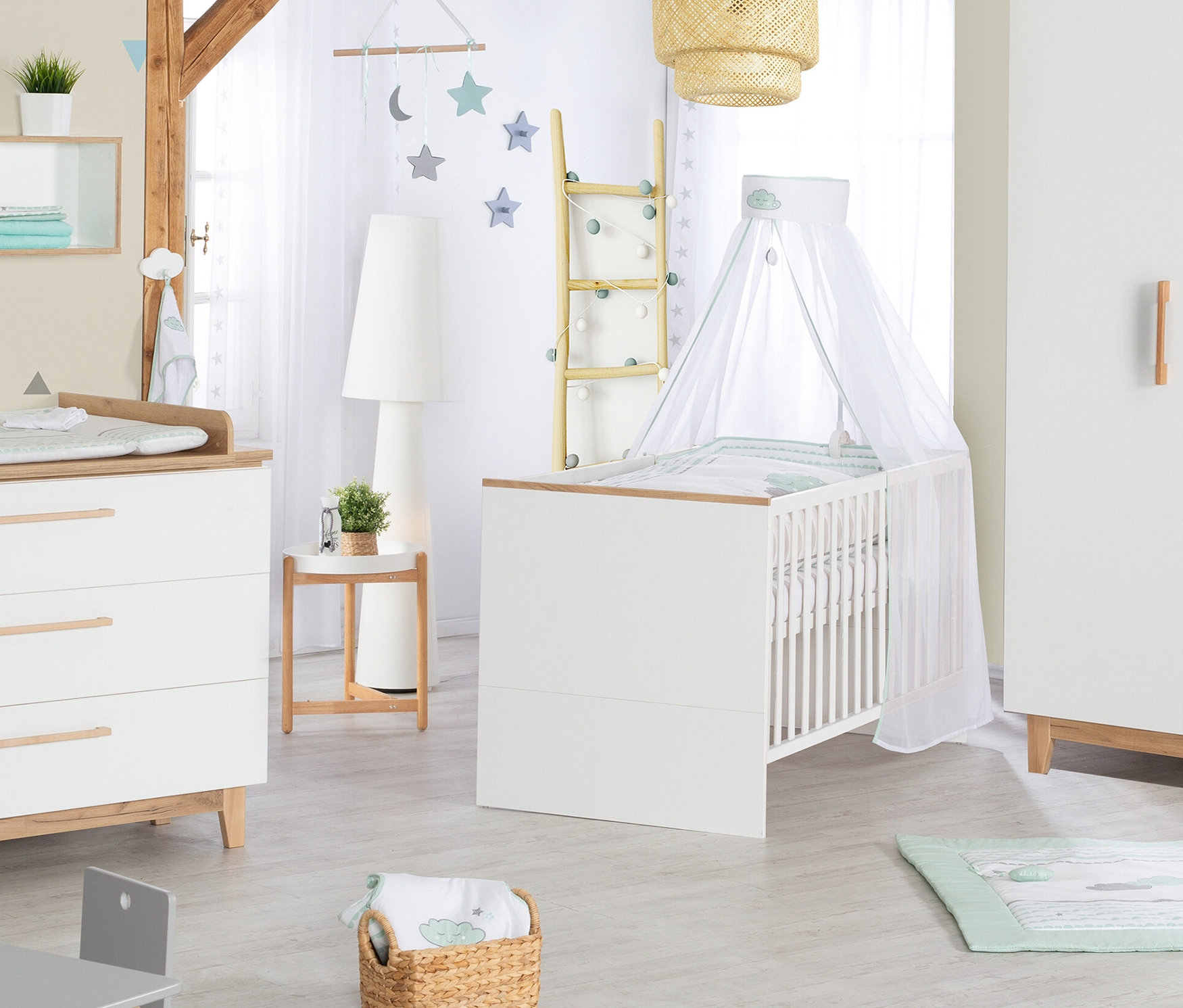 Kinderzimmer mit weißem roba Kombi-Kinderbett »Finn«, 70 x 140 cm, Kommode und Schrank.