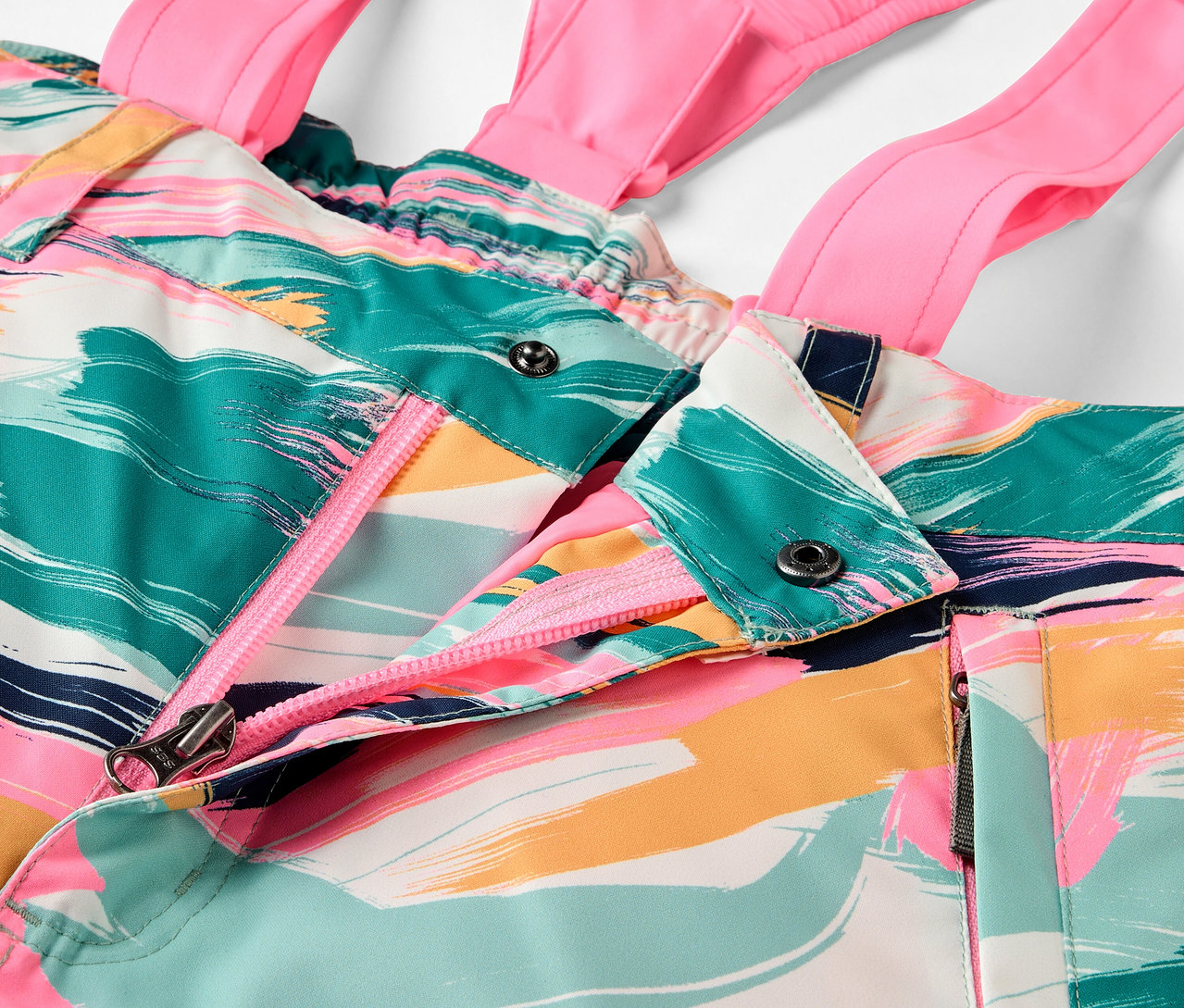 Detailansicht einer bunten Latzhose mit pinkfarbenen Trägern.