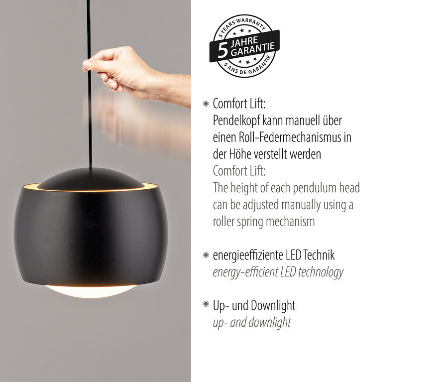 Eine Hand justiert die Höhe einer schwarzen LED-Hängeleuchte.