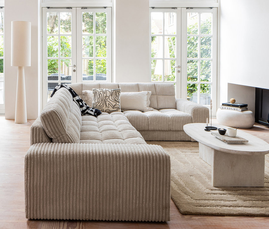 Wohnzimmer mit beigem Ecksofa, Couchtisch und beigem Woood Teppich »Alicia«, 170 x 240 cm.