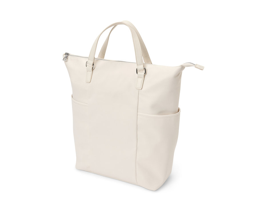 Ein cremefarbener Canvas-Rucksack mit zwei Griffen und einer Außentasche.