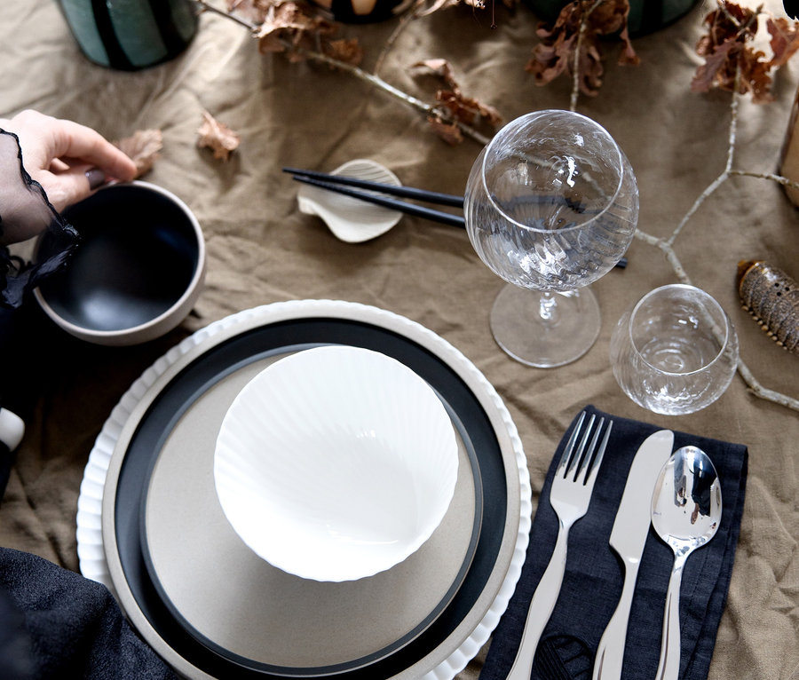 Dekorative Tischdekoration mit schwarzen Blumen, Opacity 6er Gläser-Set und 6 Weingläser.