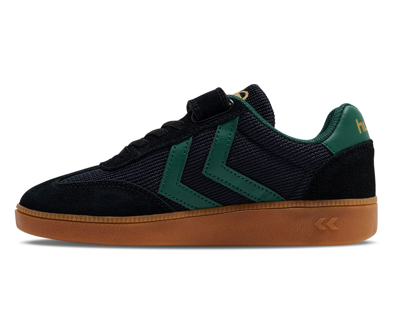 Schwarzer Hummel VM78 CPH JR Sneaker mit dunkelgrünen Chevrons an der Seite.