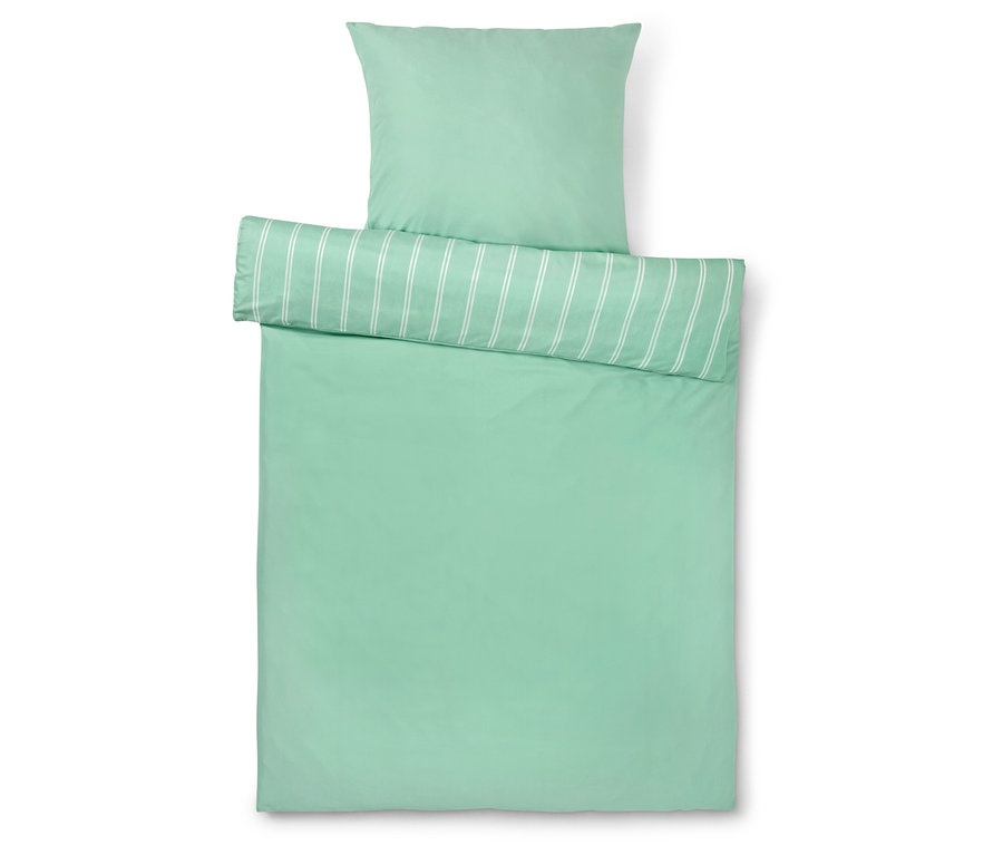 Hellgrüne Bettwäsche mit weißen Streifen und Kissen oben.