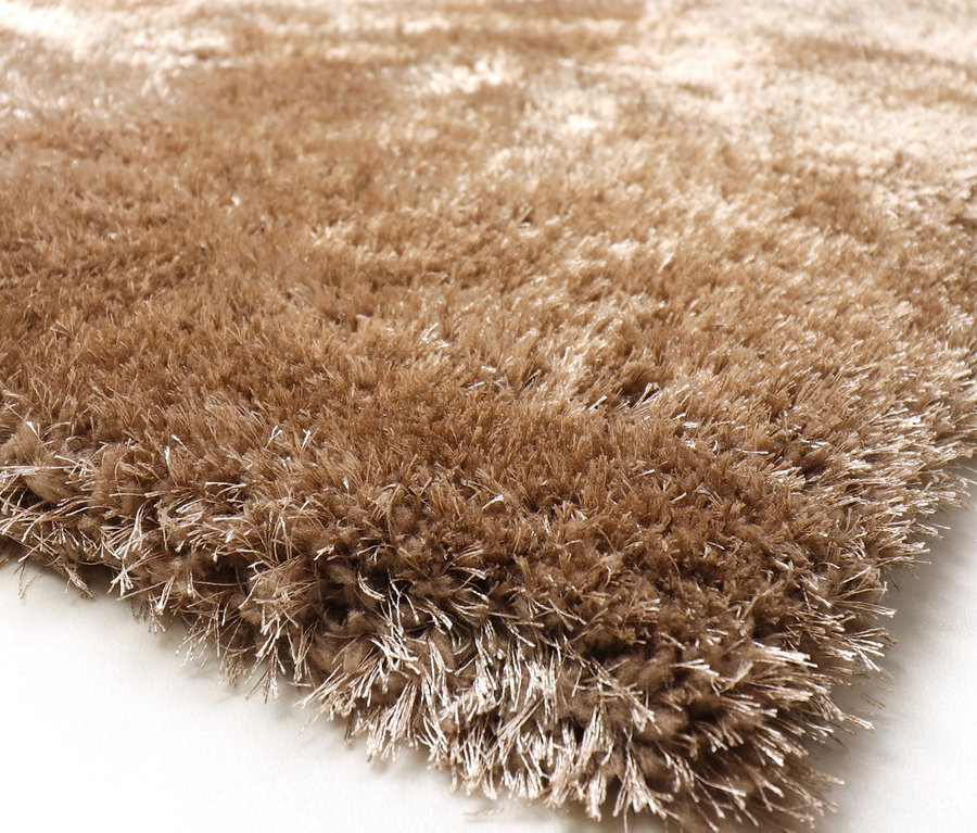 Nahaufnahme eines hellbraunen Teppichs »Silky«.