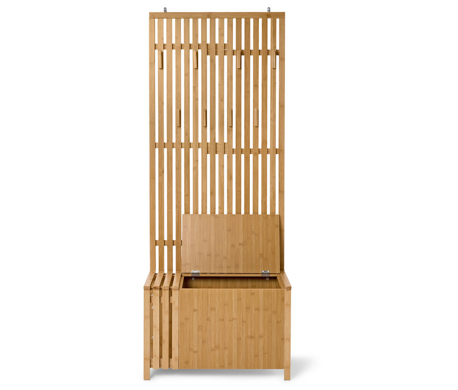 Garderobe aus hellem Holz mit aufklappbarem Deckel und Hakenleiste.
