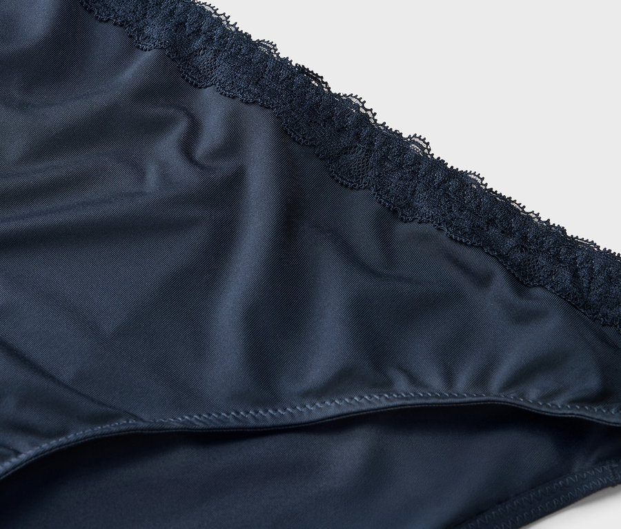 Nahaufnahme von marineblauen Damenunterhosen mit Spitzenbesatz.