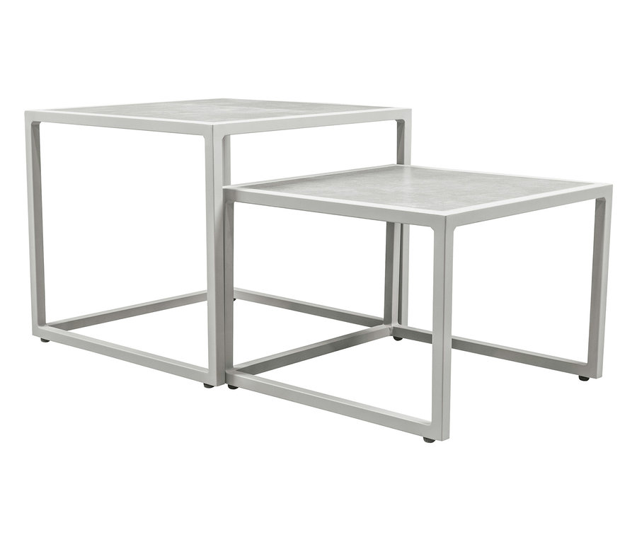 Zwei graue Couchtische mit quadratischen Tischplatten und Metallgestellen.