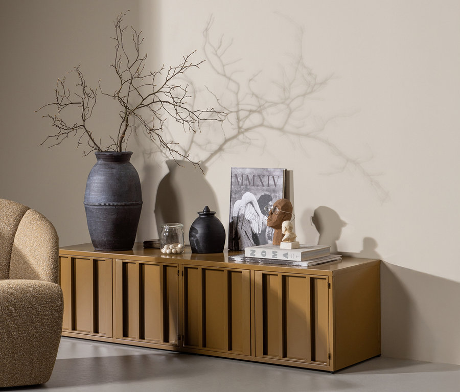 Dekorativer Raum mit einem honiggelben WOOOD Metall-TV-Schrank »Level« als Blickfang.