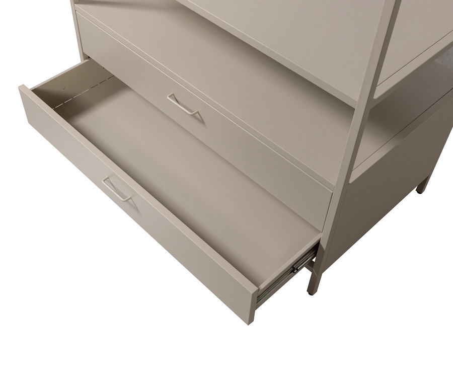 Nahaufnahme eines beigen Regals mit einer offenen Schublade.