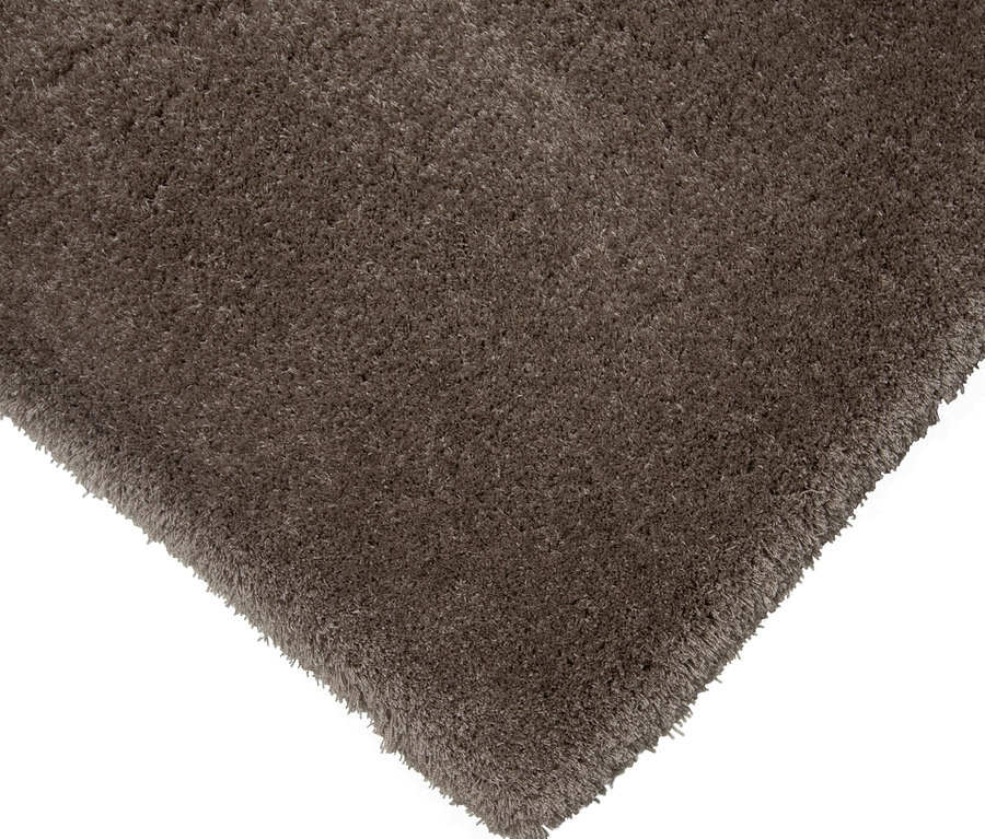 Nahaufnahme einer Ecke des »Pleasure« Teppichs in Taupe.