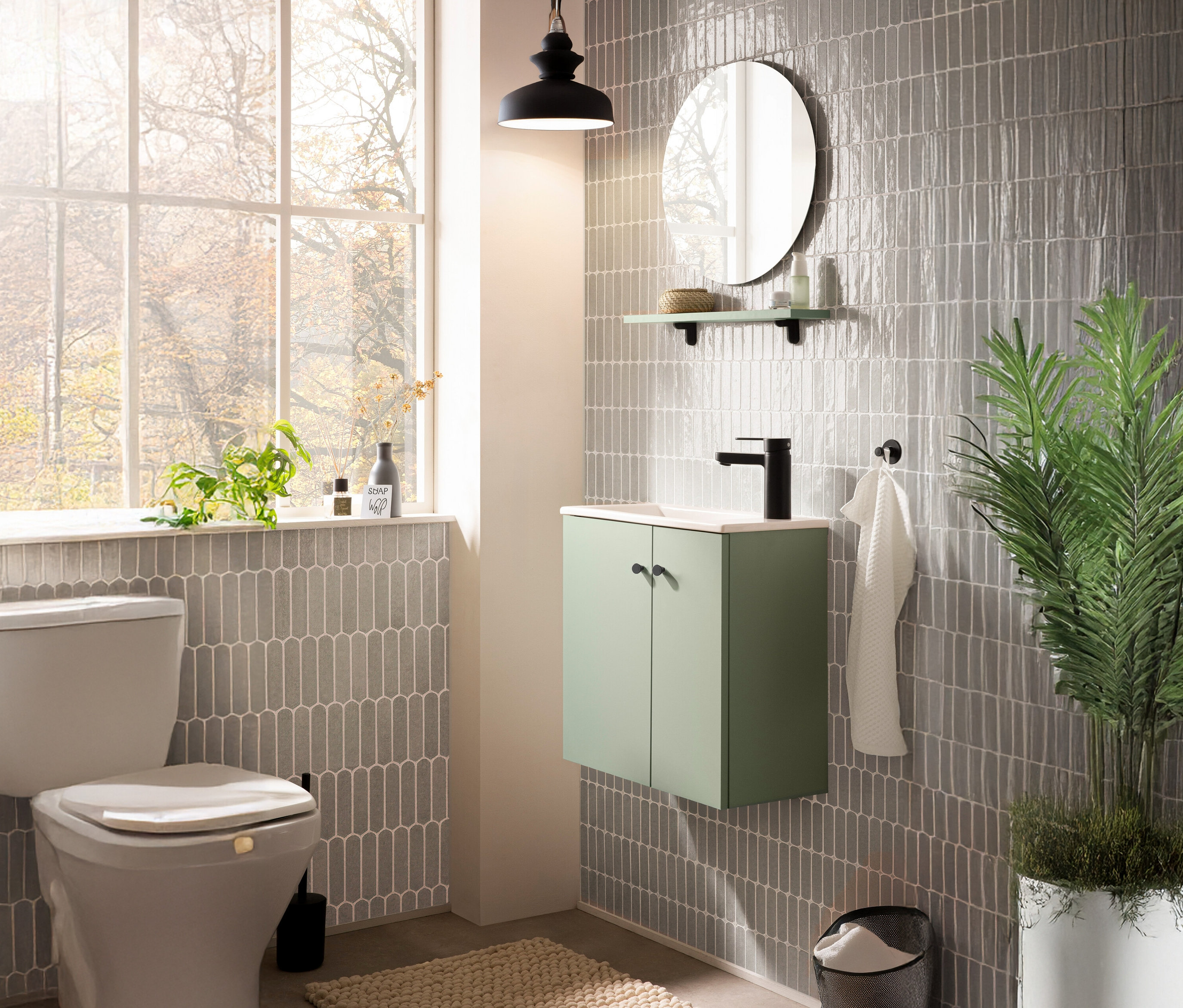 Badezimmer-Interieur mit pistazienfarbenem WS Wandregal »Ebba« an gefliester Wand.