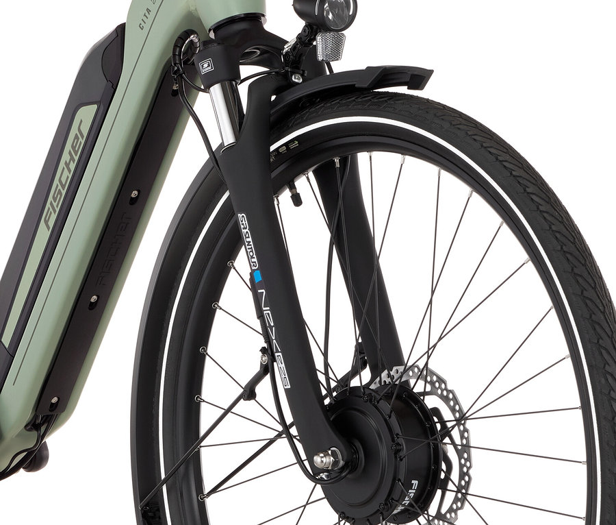 Nahaufnahme des Vorderrads eines Fischer CITA 2403 CB Fahrrads.