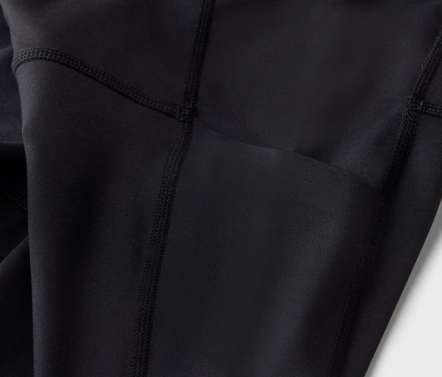 Detailaufnahme von schwarzen Leggings mit Tasche.