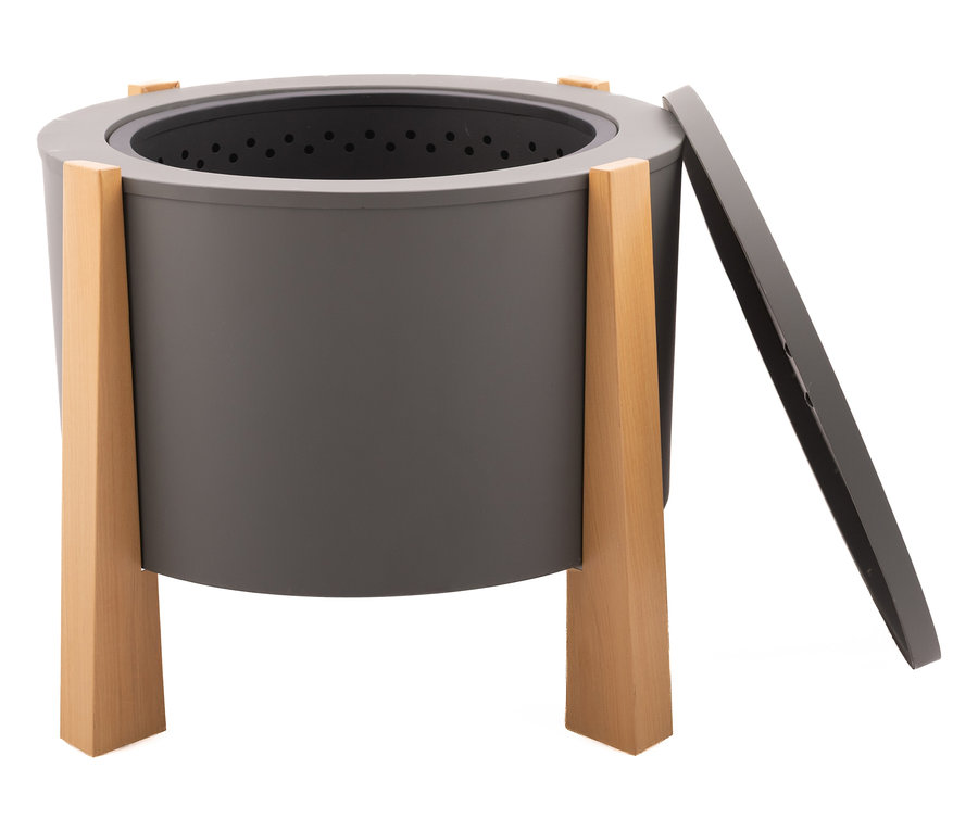 Graue RedFire Feuerschale »Lion« mit raucharmer Verbrennung steht auf vier hellbraunen Holzbeinen, der Deckel ist geöffnet.