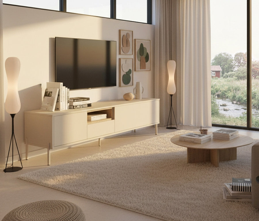 Wohnzimmer mit Fernseher über einem Lowboard "Hygge" in Kaschmirweiß. Zwei Stehlampen flankieren das Möbelstück.