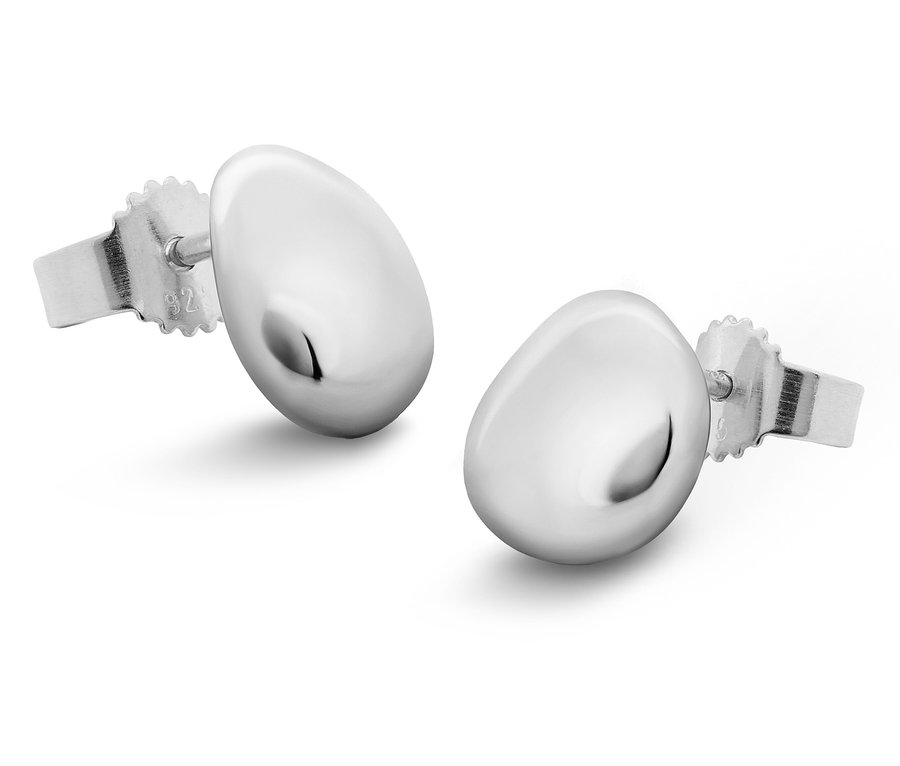 Nahaufnahme von zwei silbernen Ohrsteckern mit abgerundeter, ovaler Form vor einem weißen Hintergrund.